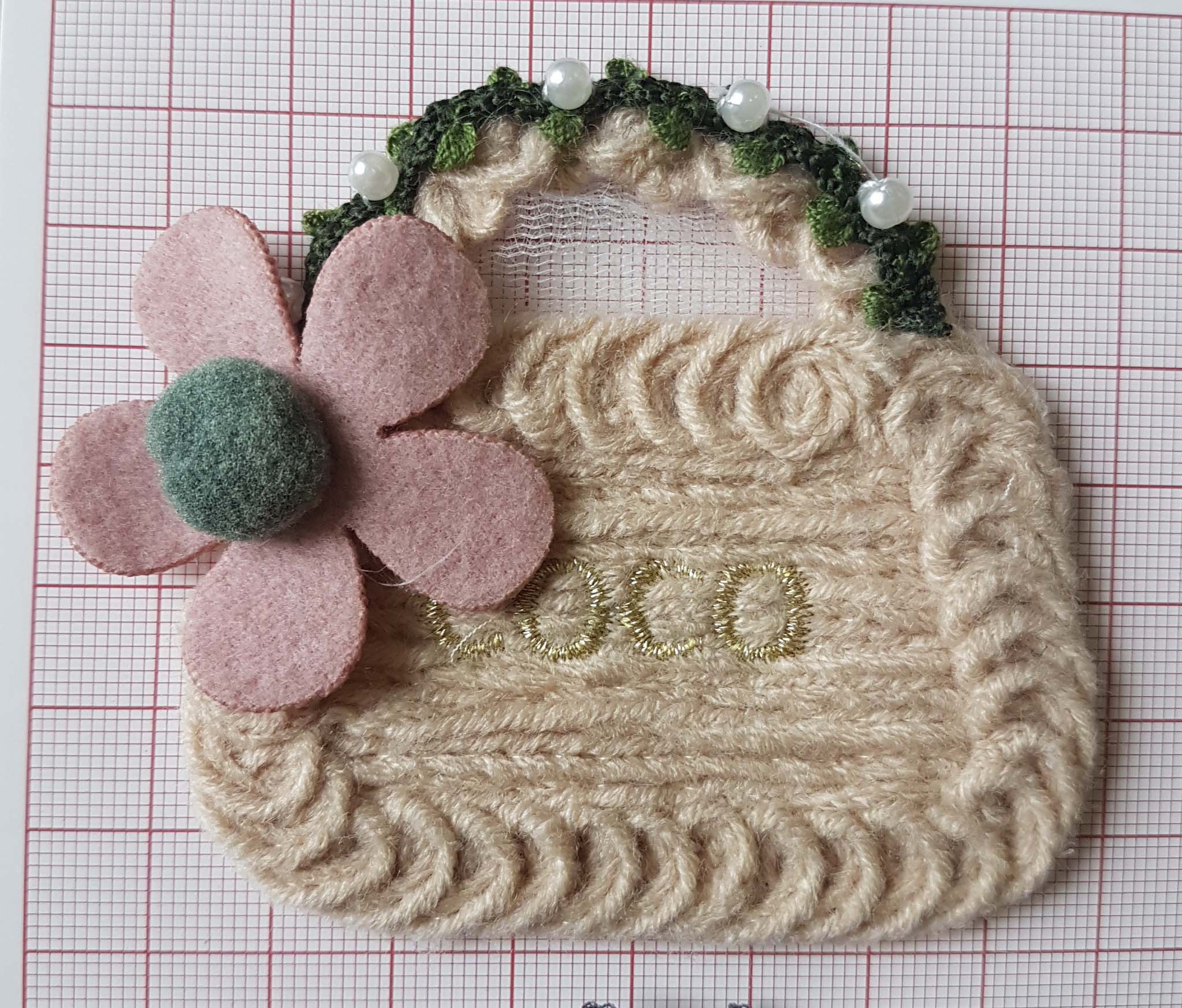 Аппликация вязаная пришивная Сумка COCO 7*7,5см Левый бежево-розовый цветок, золотой люрекс, белая жемчужина, шт. Аппликации Пришивные Кружевные Вязаные