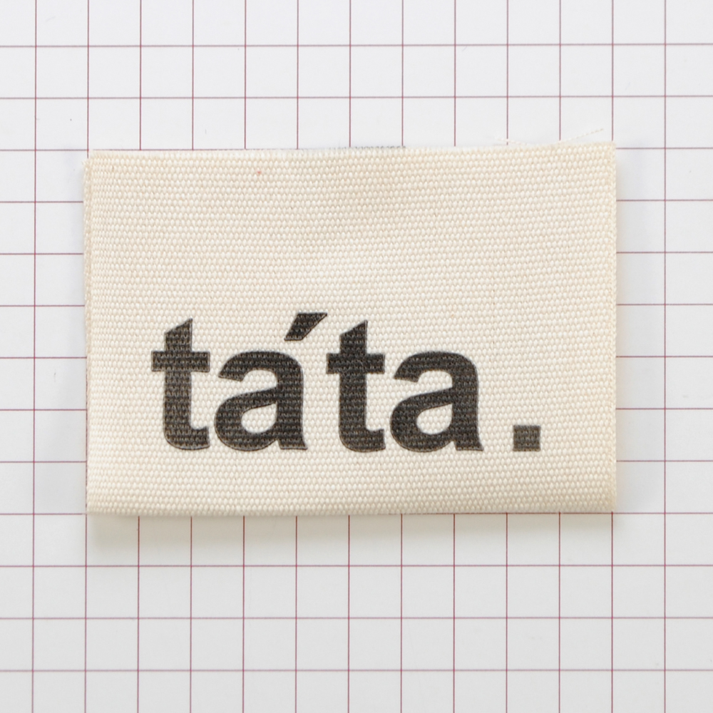 Этикетка тканевая Tata, 4*5см, беж и черный лого, шт. Вышивка / этикетка тканевая
