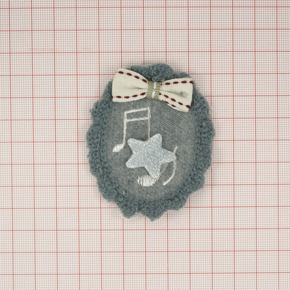 Аппликация вязаная пришивная Круг, ноты, цветок, бант, 6*7 см серый фон, бежевый бант. Аппликации Пришивные Кружевные Вязаные