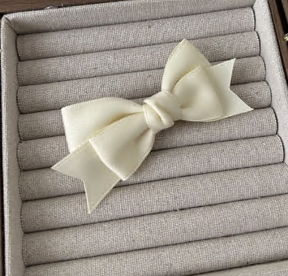 Аппликация тканевая пришивная Бант, 9*4см, молоко, шт. Аппликации Пришивные Цветы Банты