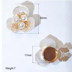 Клипса для пуговицы Цветок, золото, белый, бусины, стразы. шт. Украшение для пуговицы