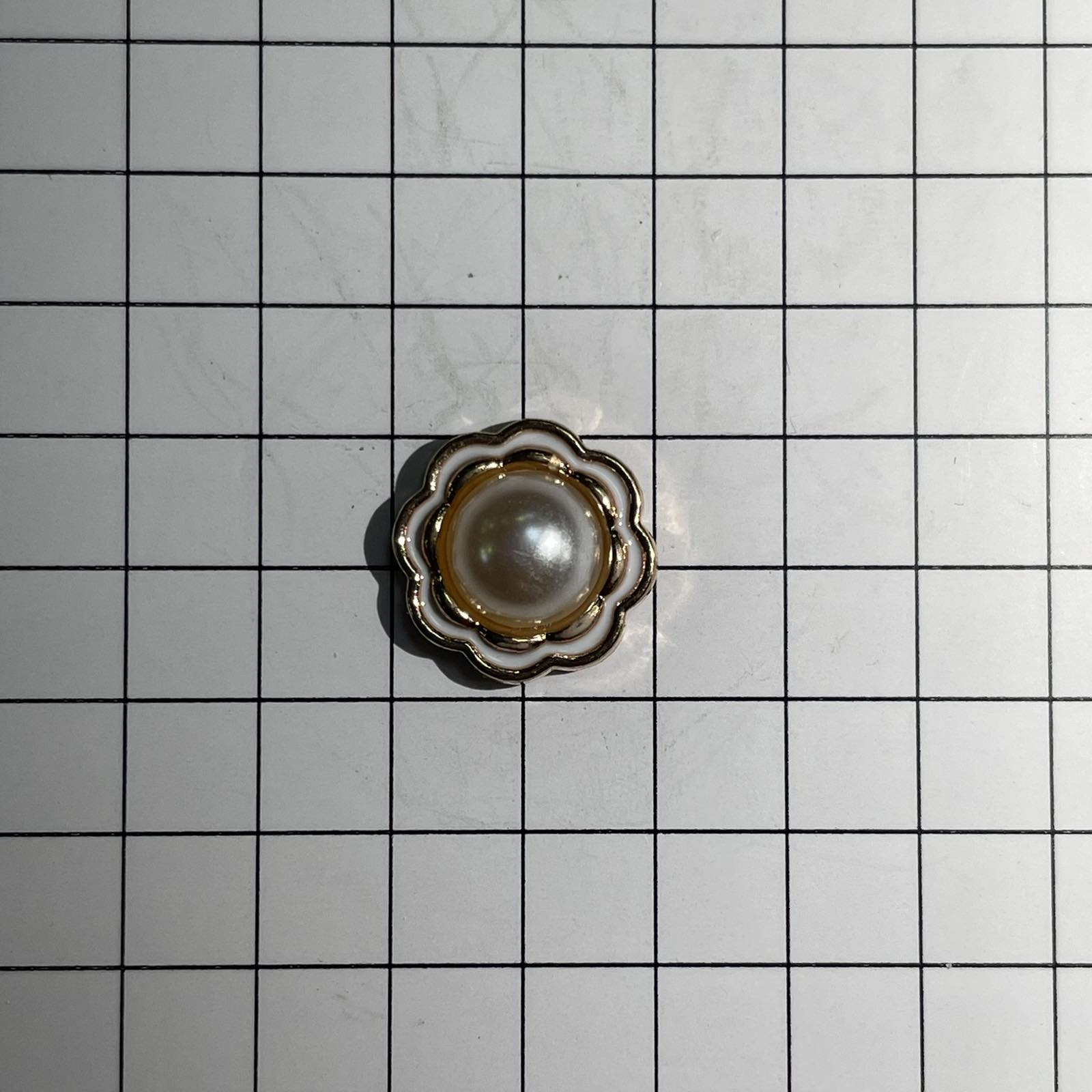 Пуговица металл круглая Цветок 10мм, зол., бел.эмаль, жемчужина, шт.. Пуговица Металл