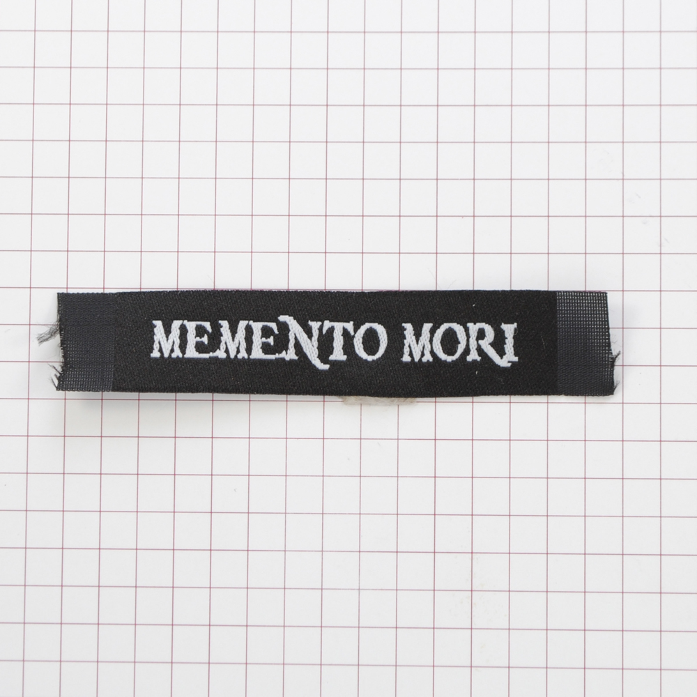 Этикетка тканевая Memento mori 1,5см черная и белый лого /70 atki/, шт. Вышивка / этикетка тканевая