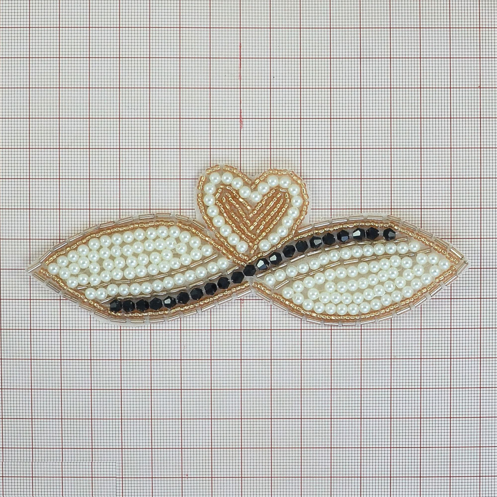 Аппликация декор сердце, 2 лепестка белый жемчуг, бежевый бисер. Аппликация Декор