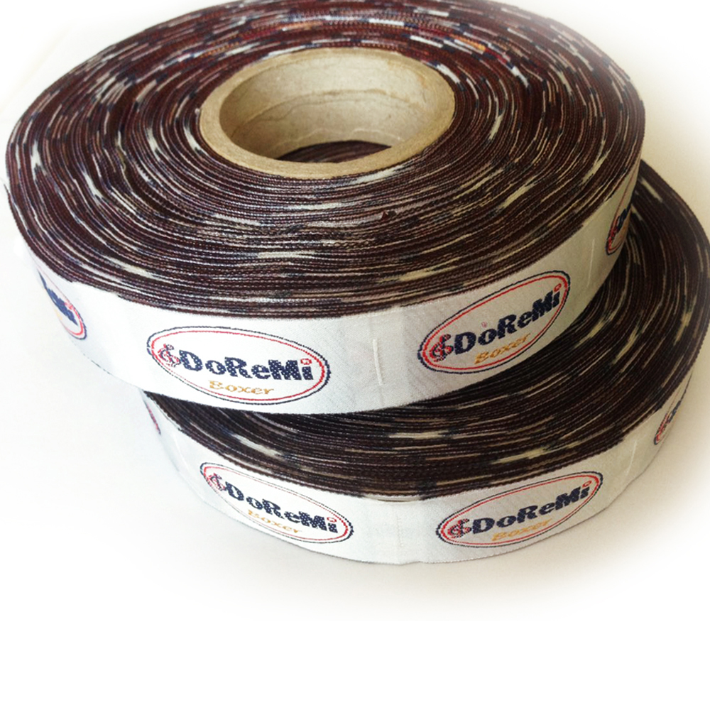 Этикетка тканевая вышитая  DoReMi, сатин 5,0*2,4см. Вышивка / этикетка тканевая