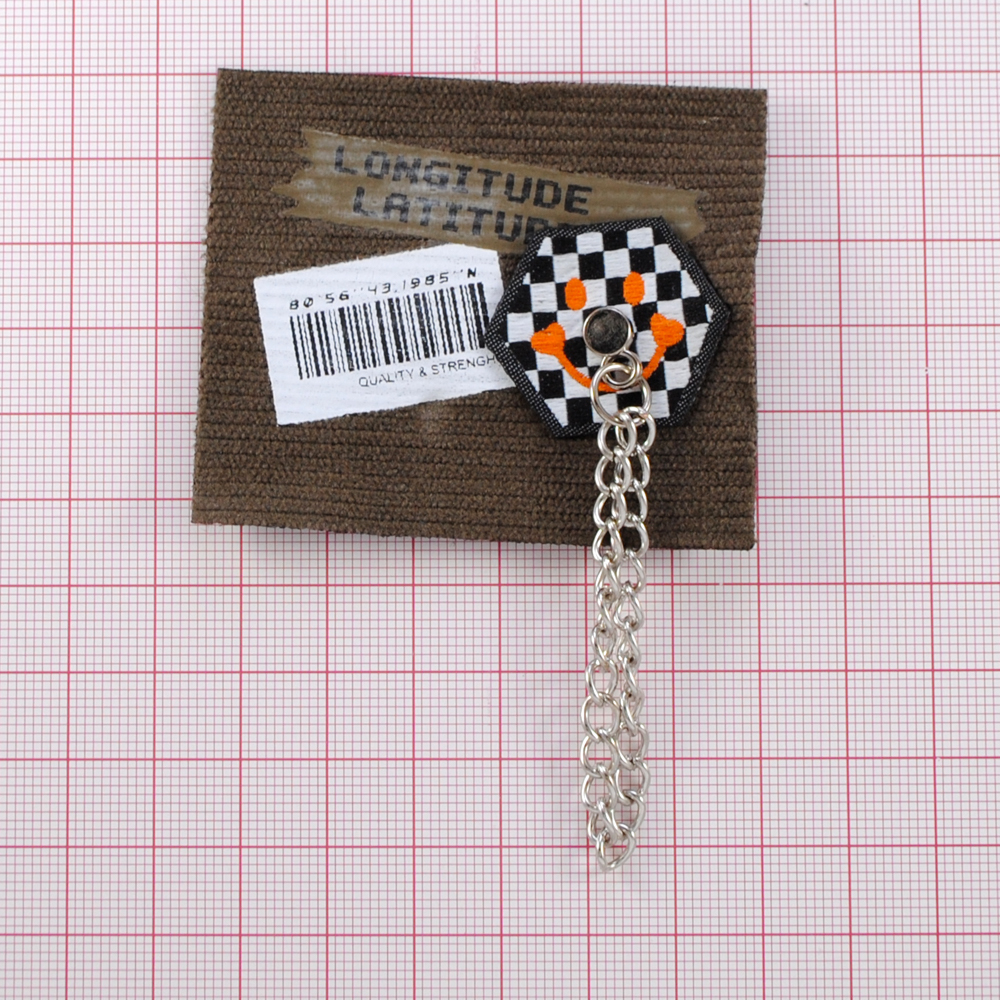 Лейба ткань., штрихкод, шахмат. смайл, 6,5*5,5см, корич., бел., чёрн., оранж., цепь, шт. Лейба Ткань