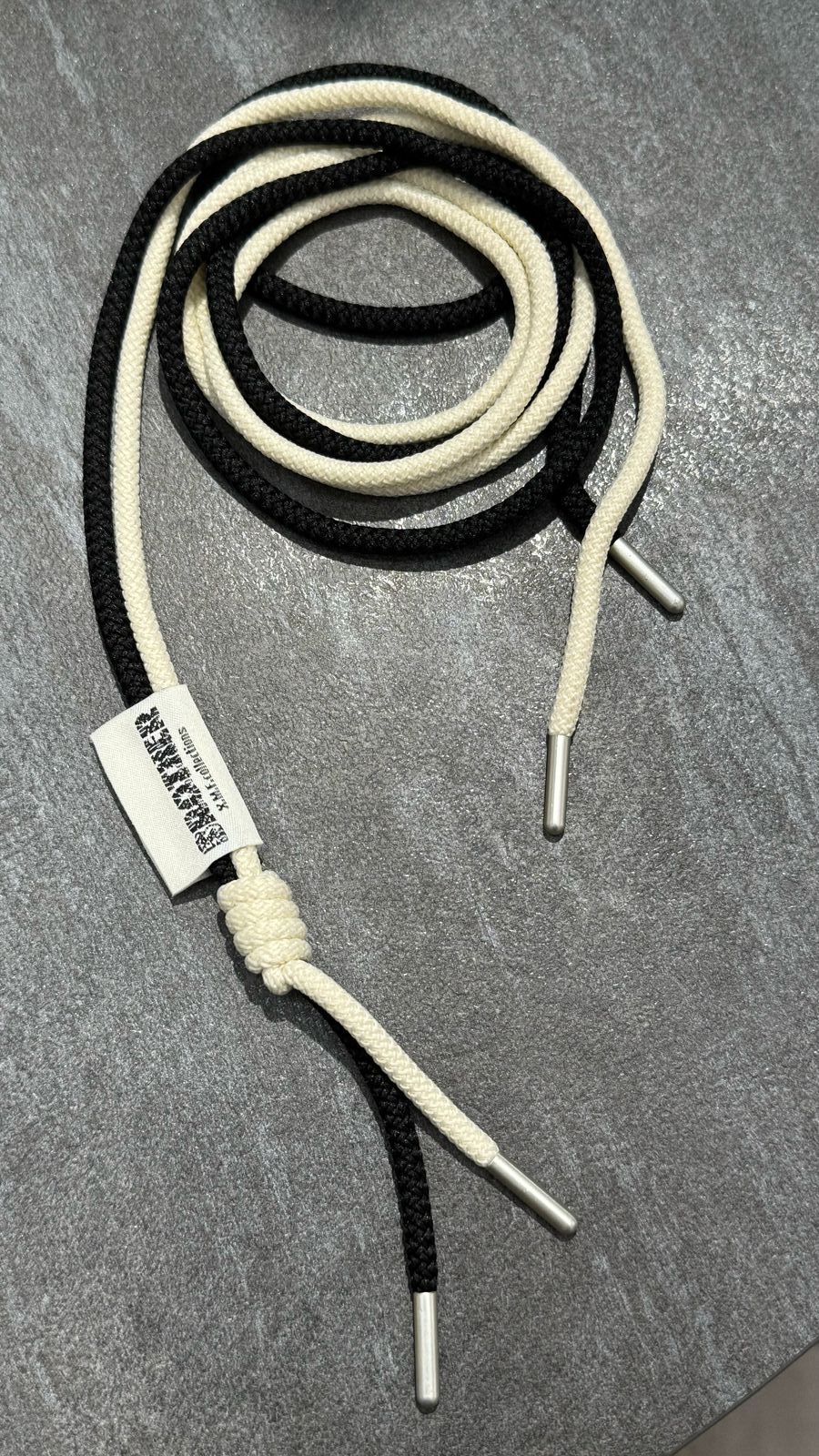 Шнурок черно-натуральный, двойной с узлом и флажком 0,6*130см /круглый/, шт. Шнур