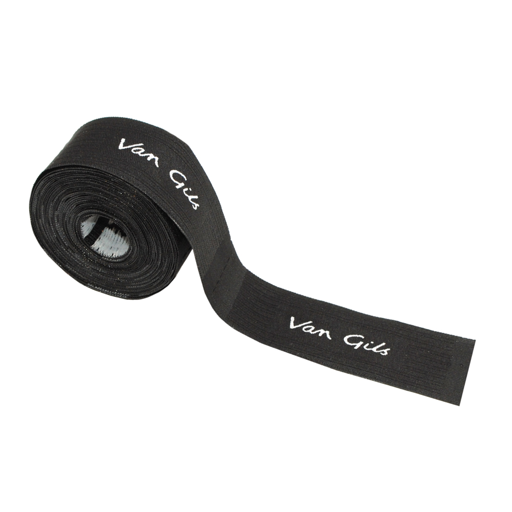 Этикетка тканевая вышитая Van Gils №1A, 8,5*2,5см, черная и белый лого /atkisatin/. Вышивка / этикетка тканевая