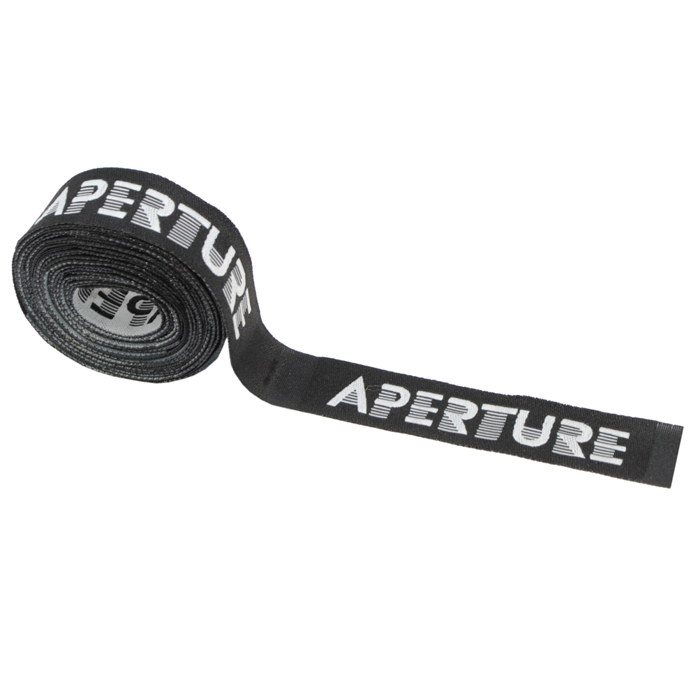 Этикетка тканевая Aperture 1,5см черная и белый лого /70 atki/, шт. Вышивка / этикетка тканевая