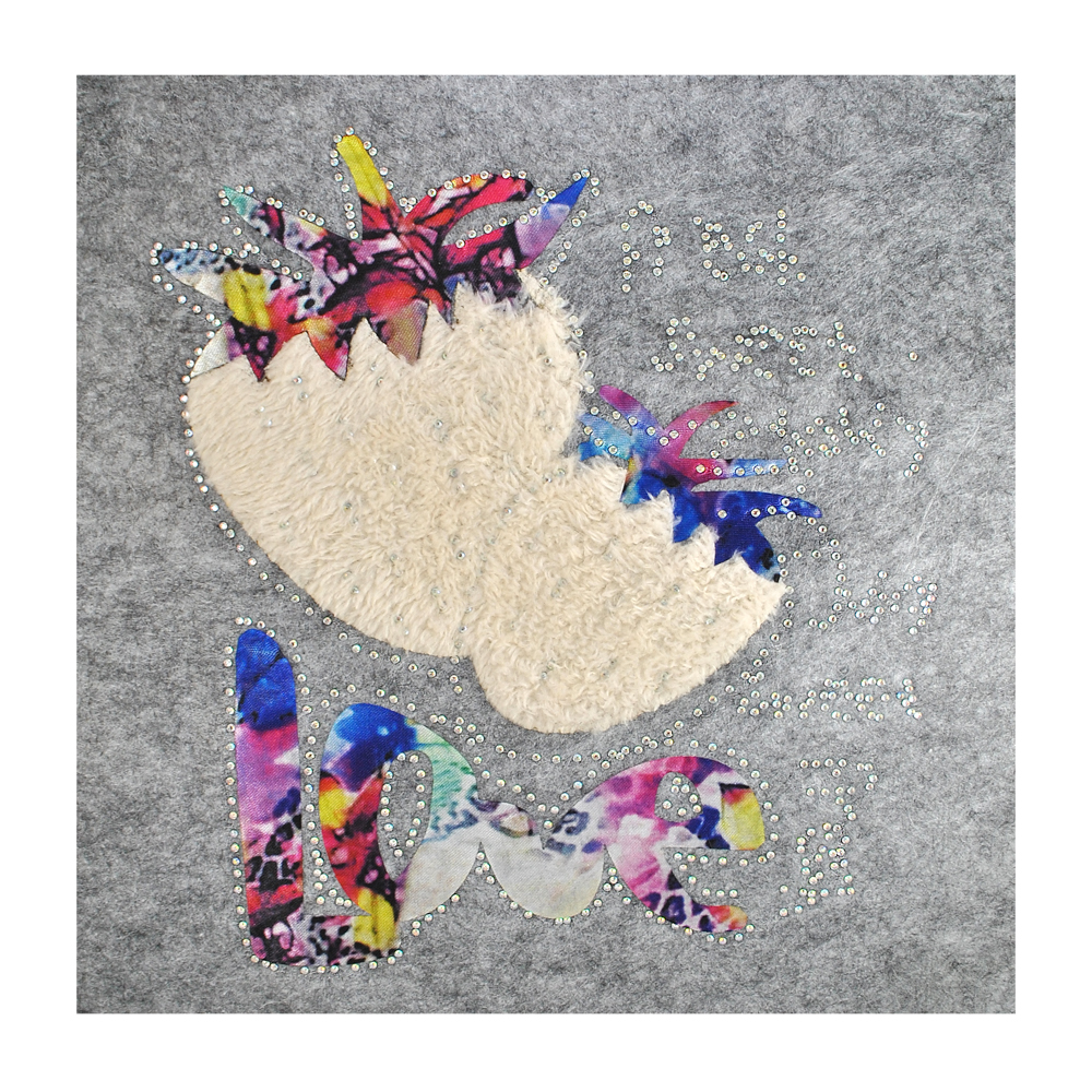 Термоаппликация тканевая со стразами 2 Клубники LOVE 22,5*23,5см бежевый, цветной, шт. Аппликации клеевые Тканевые