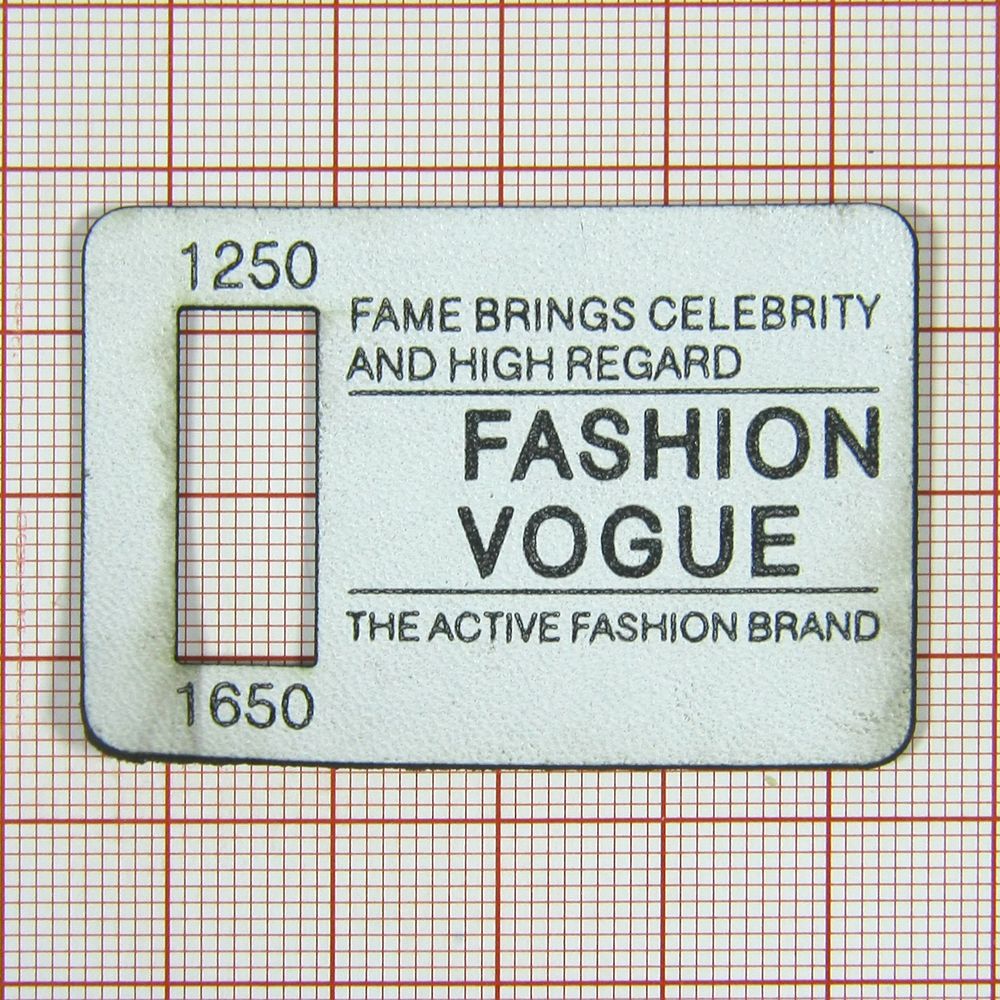 Лейба кожзам Fashion VOGUE 52*35мм белая, черный лого, шт.. Лейба Кожзам