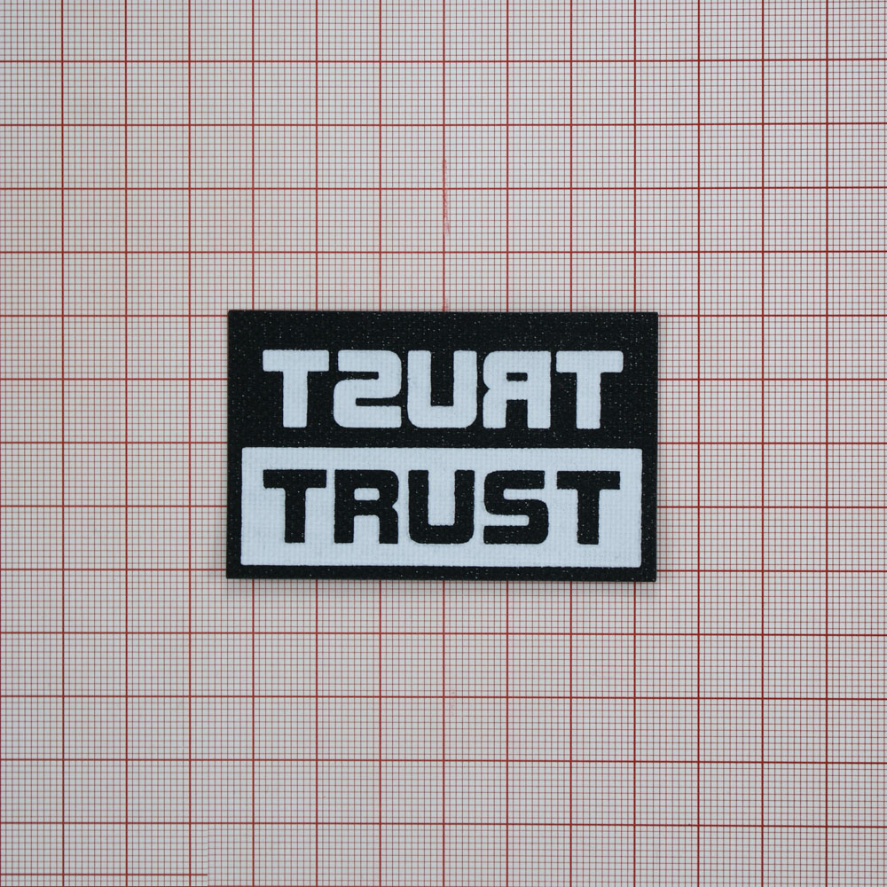 Нашивка резиновая TRUST 4,2*6,5см черный, белый, блестки, шт. Лейба Резина