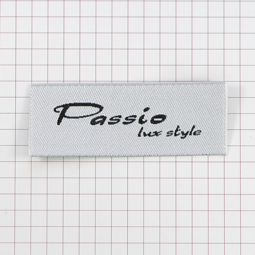 Этикетка тканевая вышитая шт.Passio 2,5см серая порез.. Вышивка / этикетка тканевая