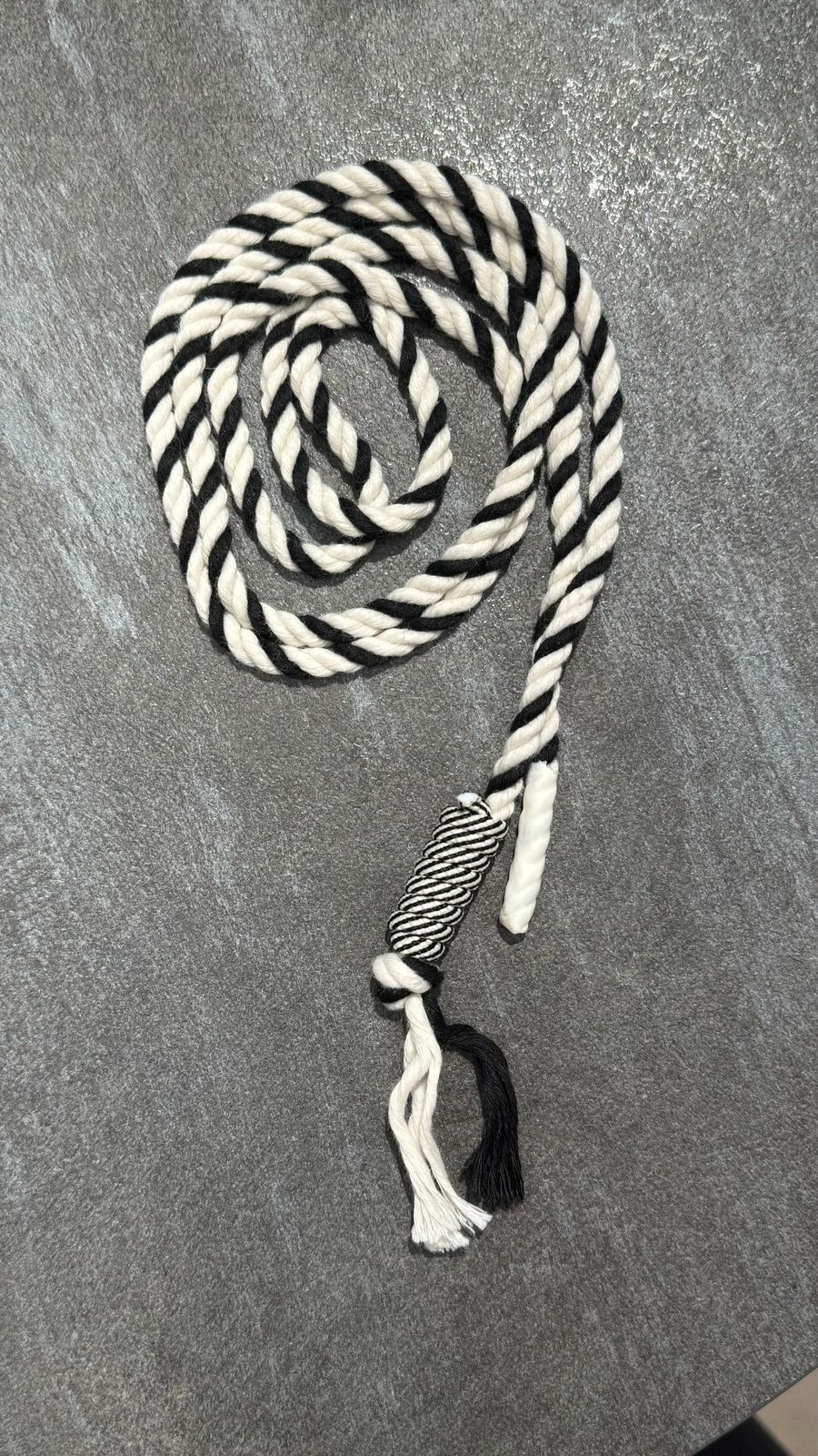 Шнурок полосатый черно-натуральный, 0,7*134см /круглый/, шт. Шнур