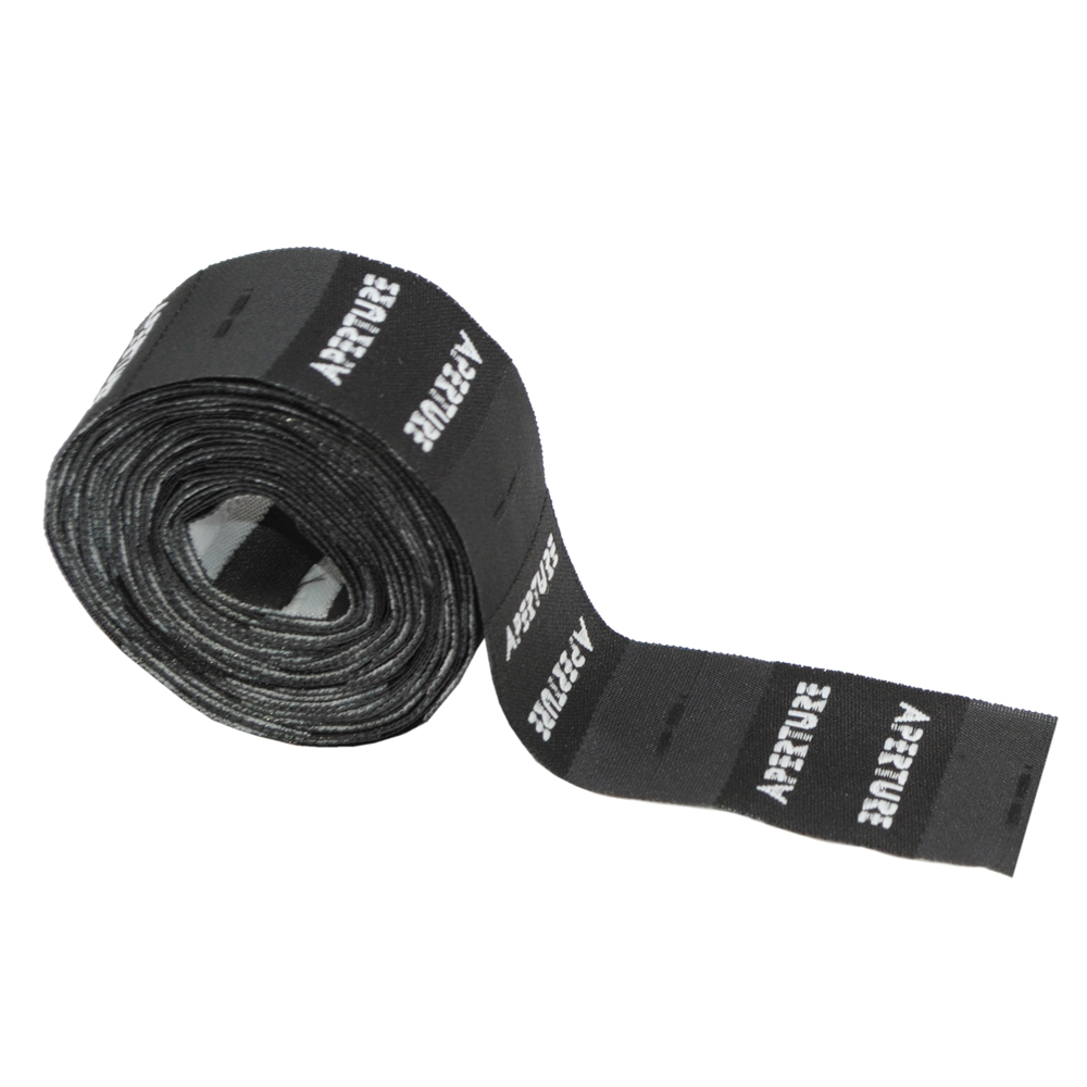 Этикетка тканевая Aperture 2,5см черная и белый лого /флажок, 70 atki/, шт. Вышивка / этикетка тканевая