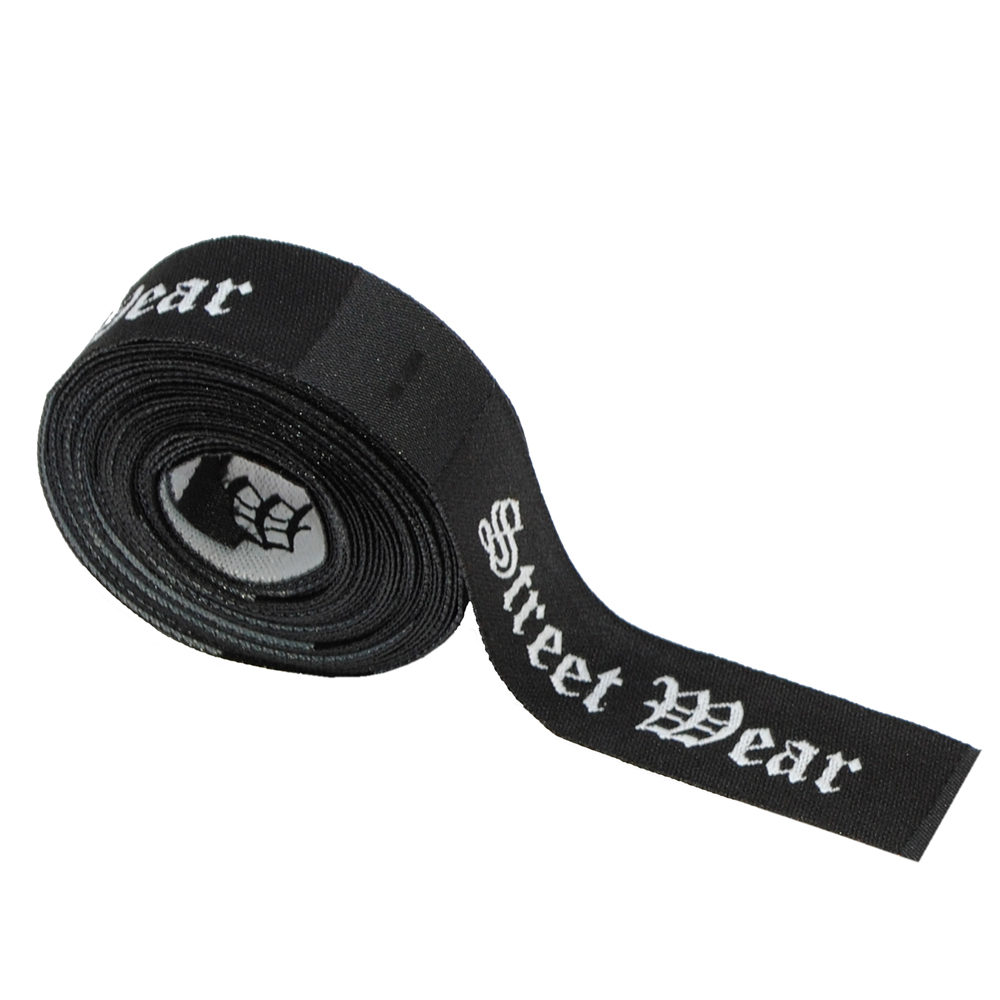 Этикетка тканевая Street wear 1,5см черная и белый лого /70 atki/, шт. Вышивка / этикетка тканевая