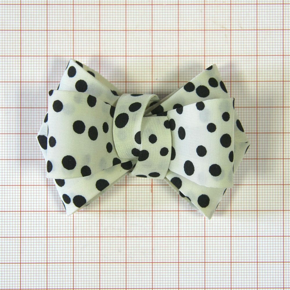Аппликация декор обувная SF0547 8*5,5см слон.кость, черный бантик-горошек мелк. шт. Аппликации Пришивные Цветы Банты