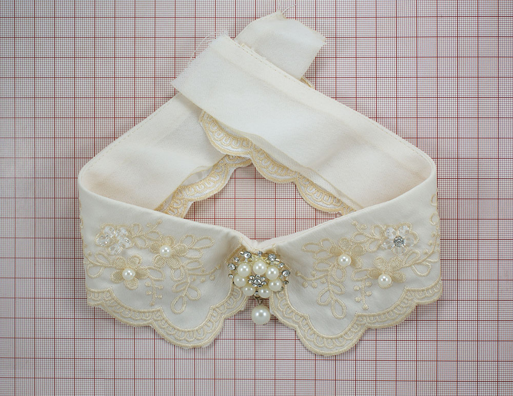 Воротник XS-002 бежевый, камни белые 5мм, бисер, жемчуг 6мм, ромб 6*5мм, шт. Воротники