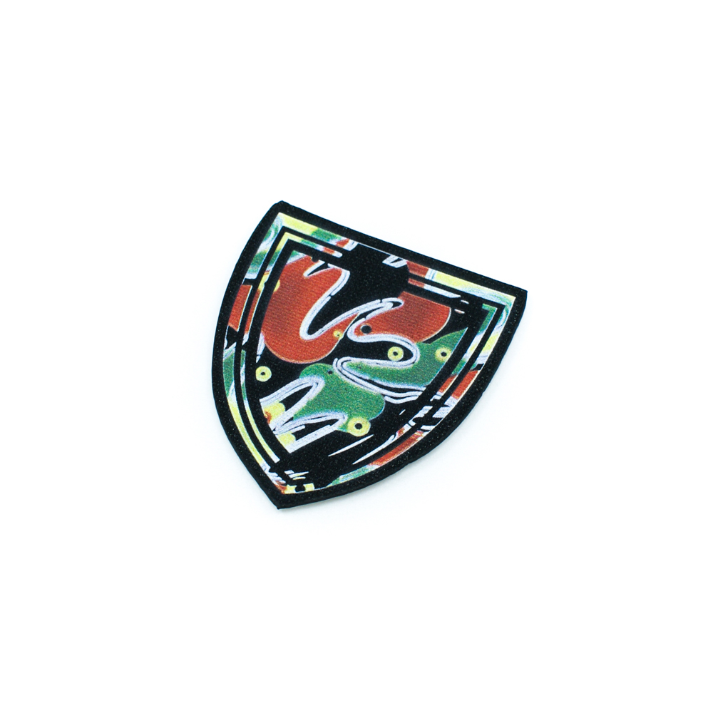 Лейба клеенка блестящая "Пикассо коктейль" герб 6*6,5см, черная+красно-зеленый рисунок, шт. Лейба Клеенка