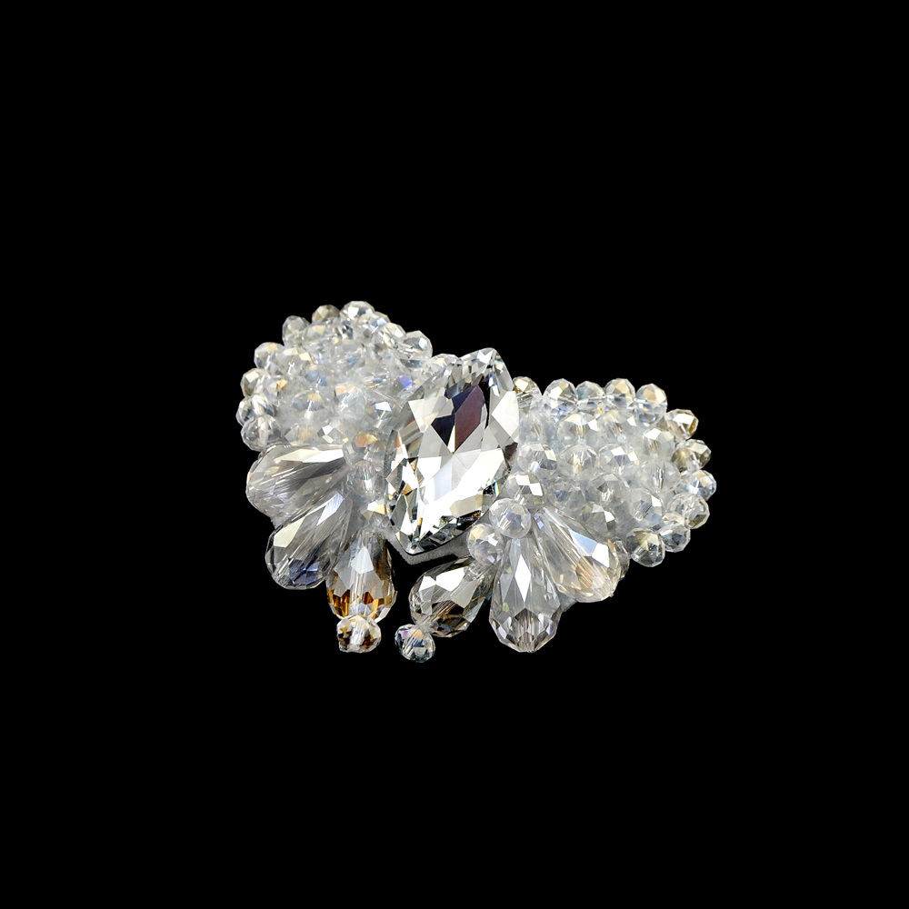 Аппликация декор белый флиз, прозрачные бусины, крупный камень, шт. Булавки и броши