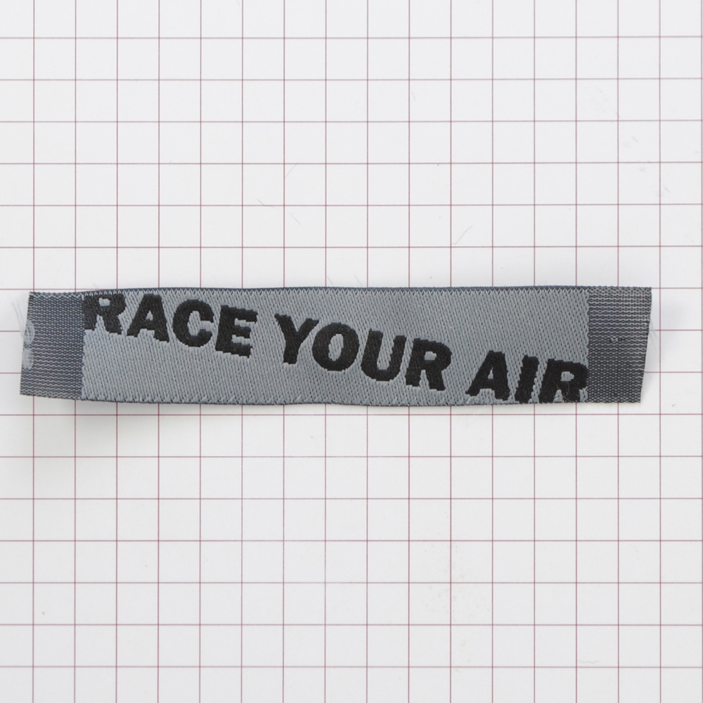 Этикетка тканевая Race your air 1,5см серая и черный лого /70 atki/, шт. Вышивка / этикетка тканевая