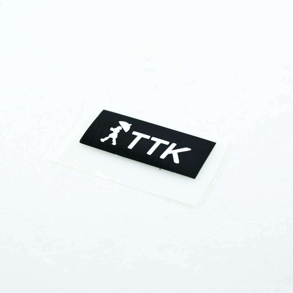 Термоаппликация резиновая ТТК 36*16мм черная прямоугольная, белый лого, шт. Термоаппликации Резиновые Клеенка
