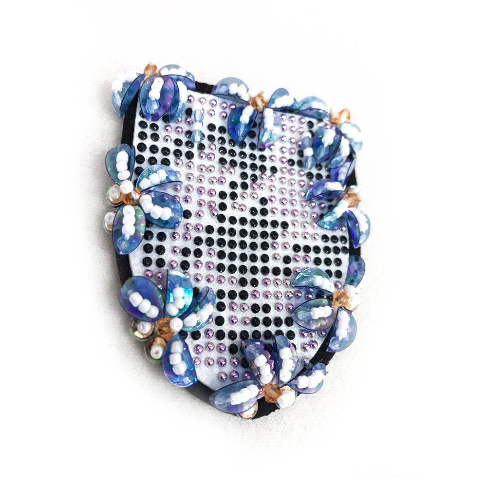 Аппликация пришивная стразы Шеврон 7,5*6см черный, белый, черный, бежевый бисер, синие пайетки, шт. Аппликации Пришивные Стразы, Бисер, Металл