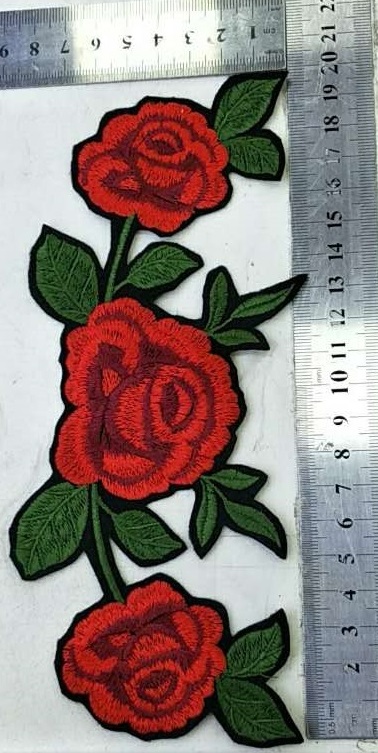 Аппликация клеевая вышитая Роза Эдди Митчел 20*9см три красных цветка на ветке, шт. Аппликации клеевые Вышивка