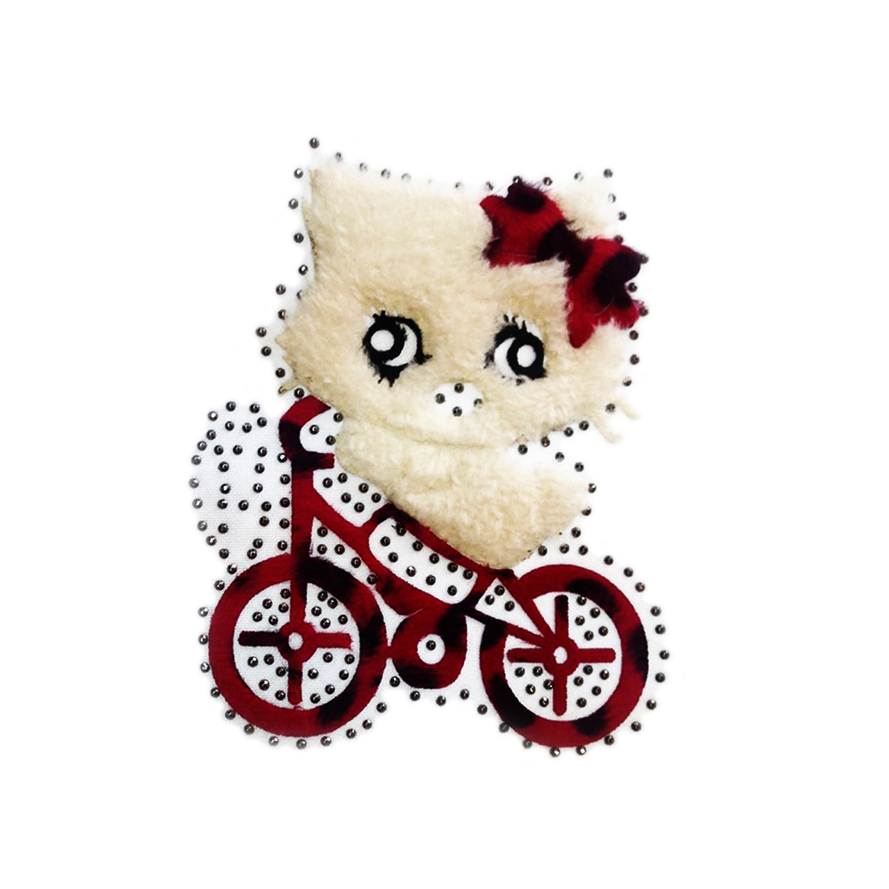 Аппликация клеевая мех Котик на велосипеде 11,5*14см белый, черный, красный и серые камни, шт. Аппликации клеевые Ткань, Кружево