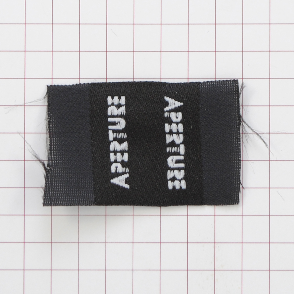Этикетка тканевая Apperture 2,5см черная и белый лого /флажок, 70 atki/, шт. Вышивка / этикетка тканевая