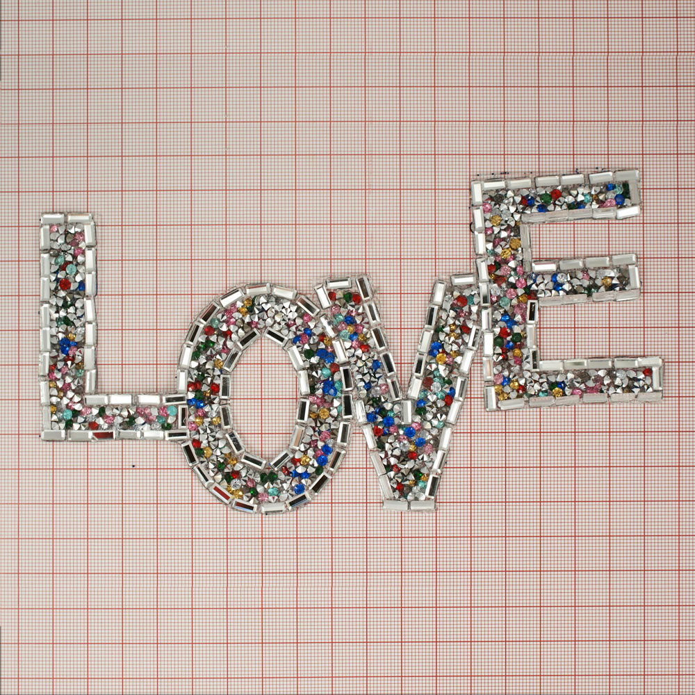Аппликация клеевая стразы LOVE цветные буквы 18,5*9,2см цветные камни, белые прямоугольные камни кант, фигурная . Аппликации клеевые Стразы комб.