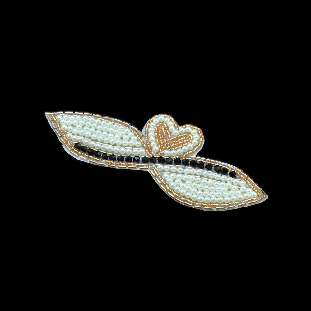 Аппликация декор сердце, 2 лепестка белый жемчуг, бежевый бисер. Аппликация Декор