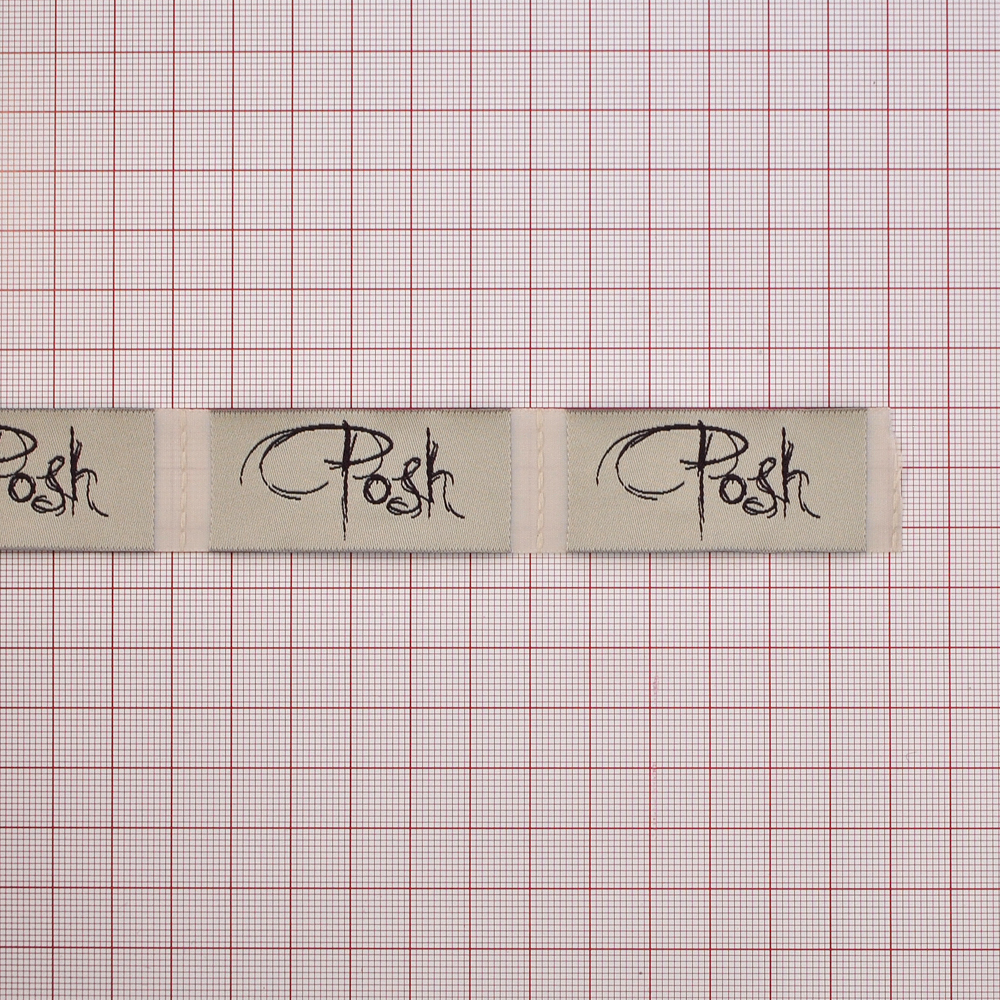 Этикетка тканевая вышитая Posh 2,5см, бежевый, бордовый лого /80 atki/, 100м. Вышивка / этикетка тканевая