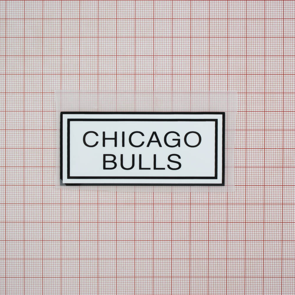 Термоаппликация резиновая CHICAGO BULLS 89*40мм белая прямоугольная, черный лого, шт. Термопереводки Резиновые, Термопленка