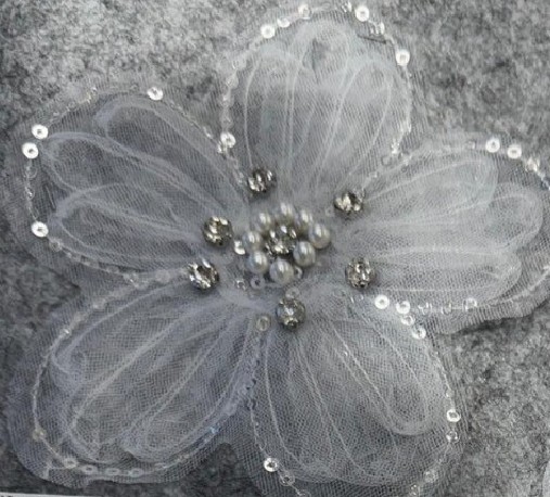 Аппликация пришивной Цветок, 13*12см, белый, бусины, стразы, шт. Аппликации Пришивные Цветы Банты