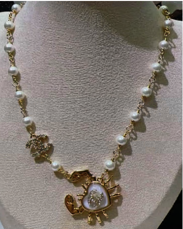 Украшение на шею колье Краб, золото, белая эмаль, белые камни, жемчуг, шт. Украшения