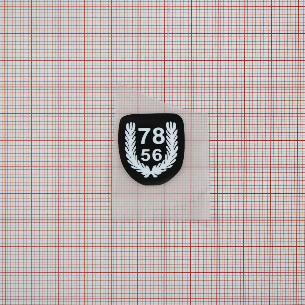 Термоаппликация резиновая 78/56 25*27мм черная герб, белый лого, шт. Термоаппликации Резиновые Клеенка