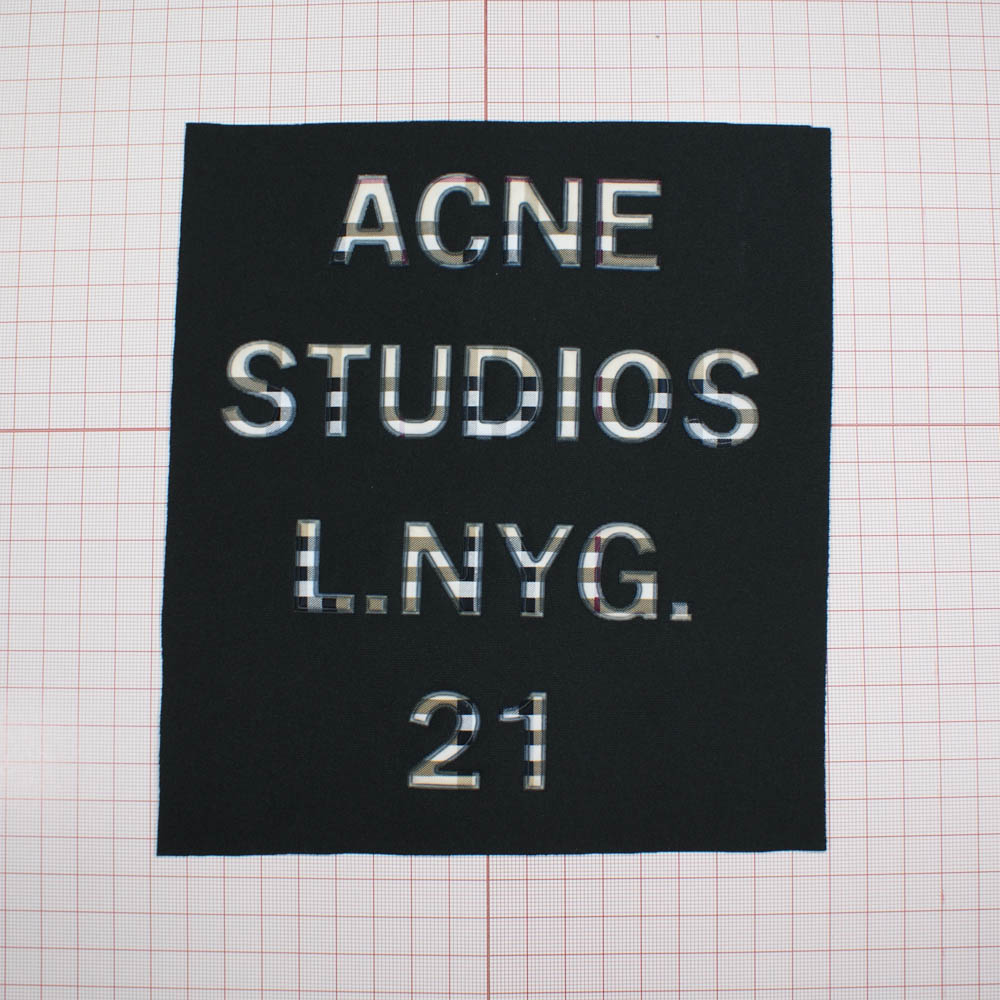 Аппликация пришивная ACNE STUDIOS L.NYG. 20*19см., черный фон, Клетчатый текст, шт. Аппликации Пришивные Постер