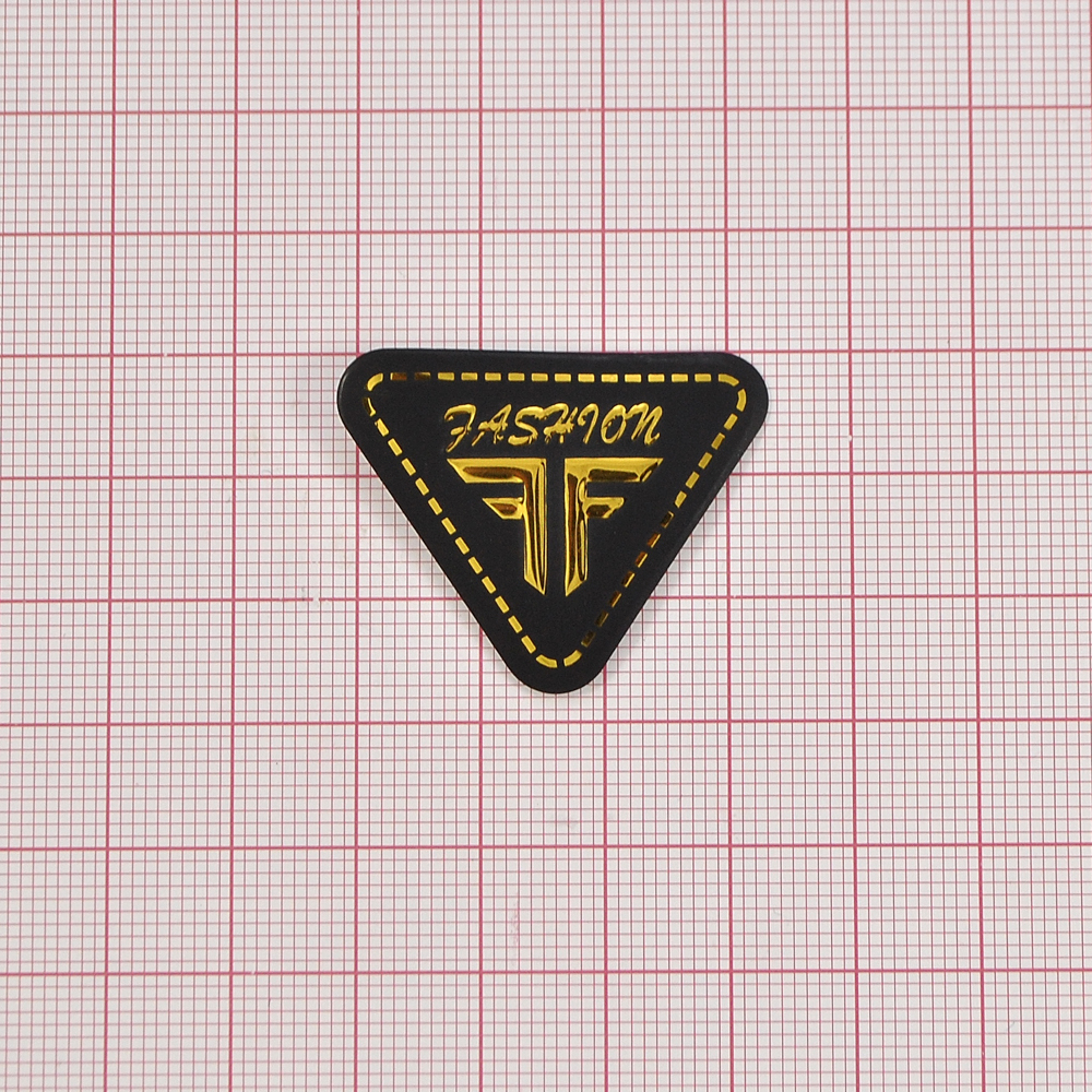 Лейба пластик FASHION FF треугольная 3,5*2,8см черный, золото, шт. Лейба Пластик