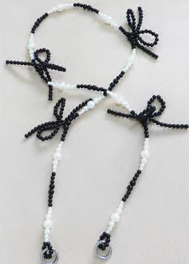 Украшение на карабинах из бусин  с бантиками, 105см, черный, белый, никель, шт. Перетяжка металл со стразами