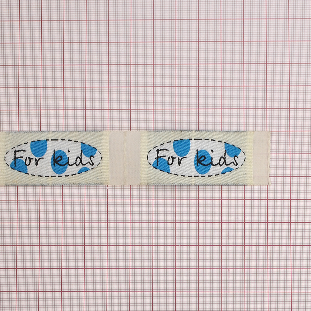 Этикетка тканевая вышитая For kids 2,3см, светло-бежевый, синие горохи. Вышивка / этикетка тканевая