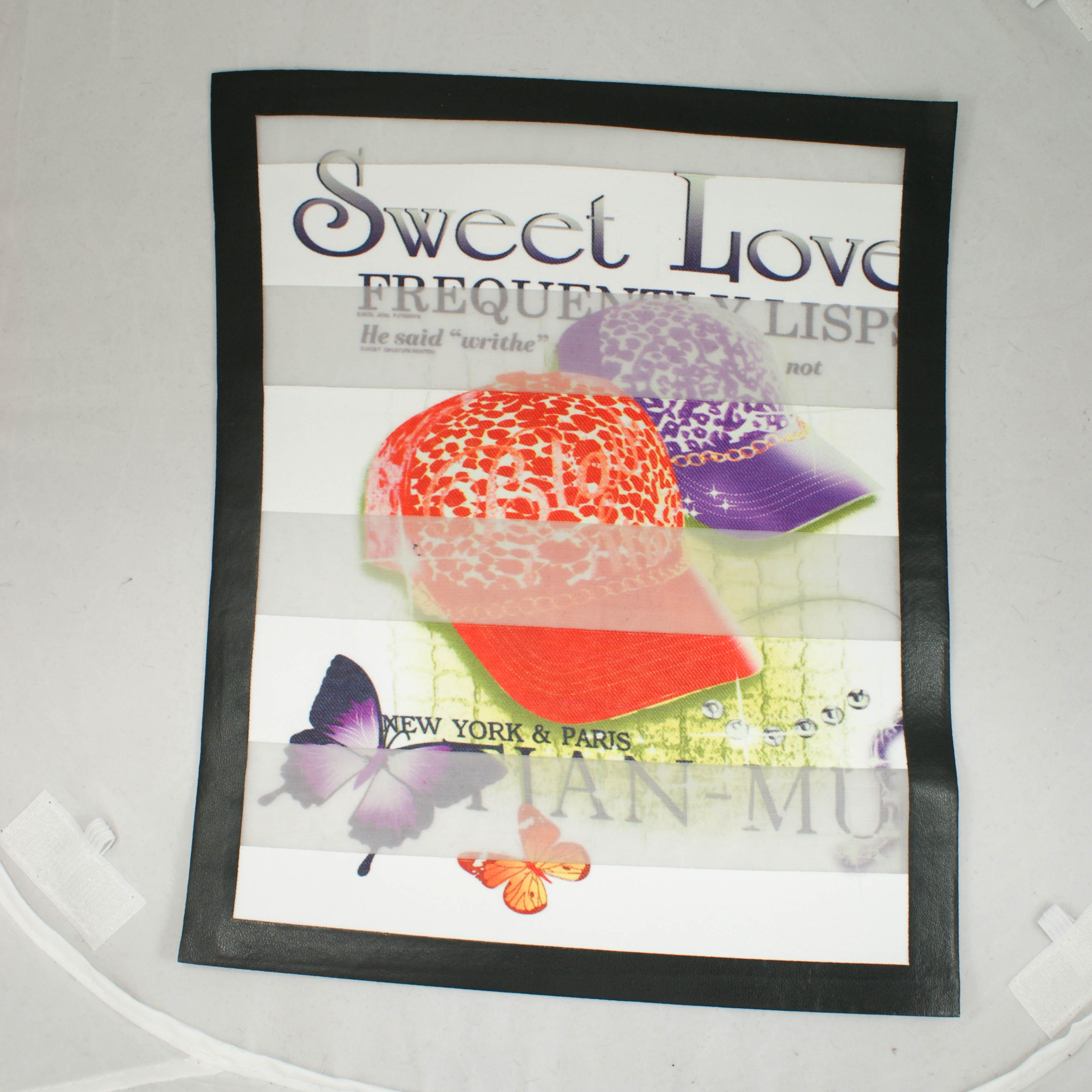 Аппликация пришивная Полоска Бейсболки и бабочки 25*21см рамка к/з черная, белая, цветный рисунок, шт. Аппликации Пришивные Постер