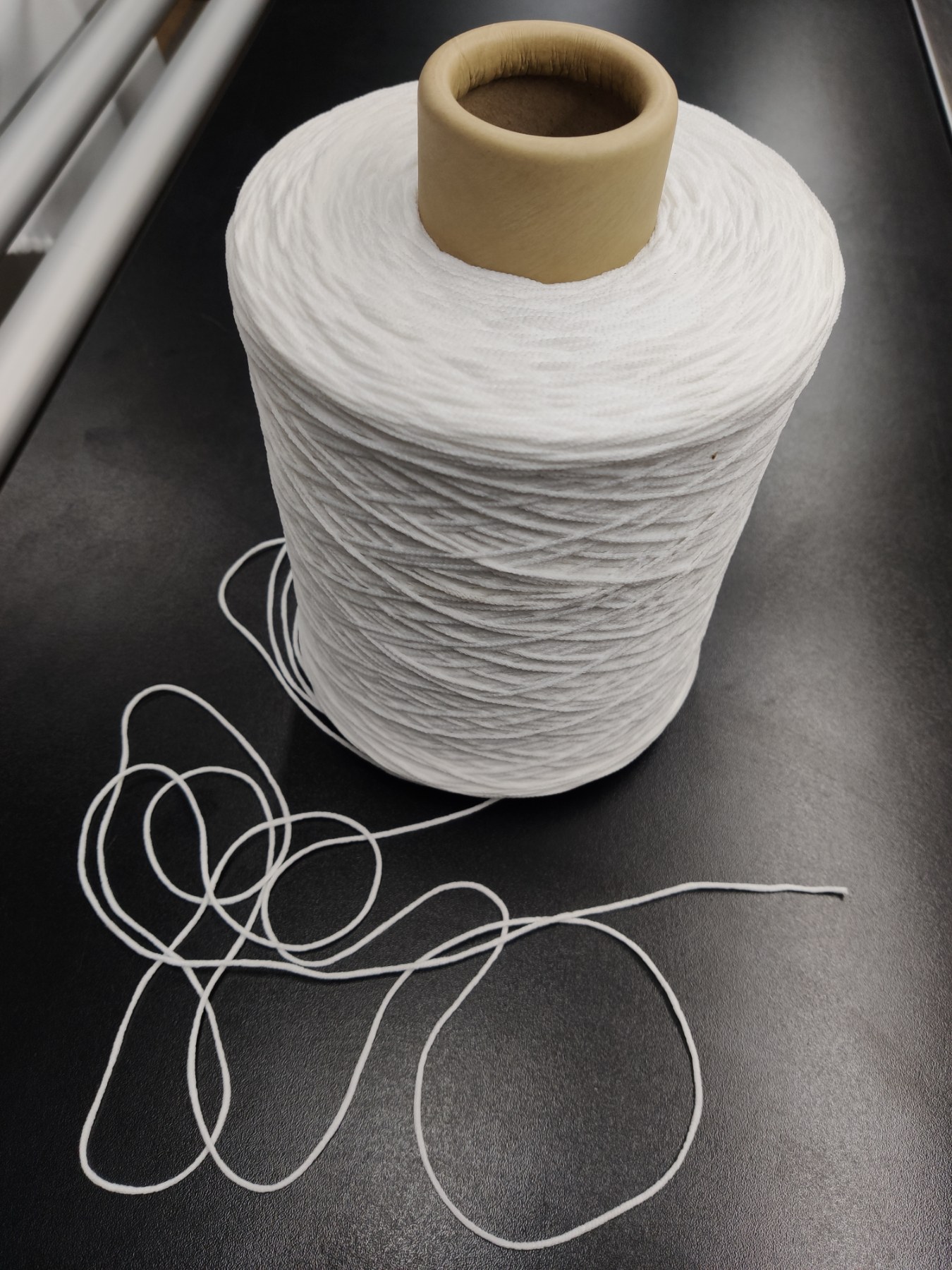 Резинка круглая 2мм (1кг = 1400м / 1м = 0,0007кг / растяжение 1:2,7) белая в коробках /Турция/, м. Резинка