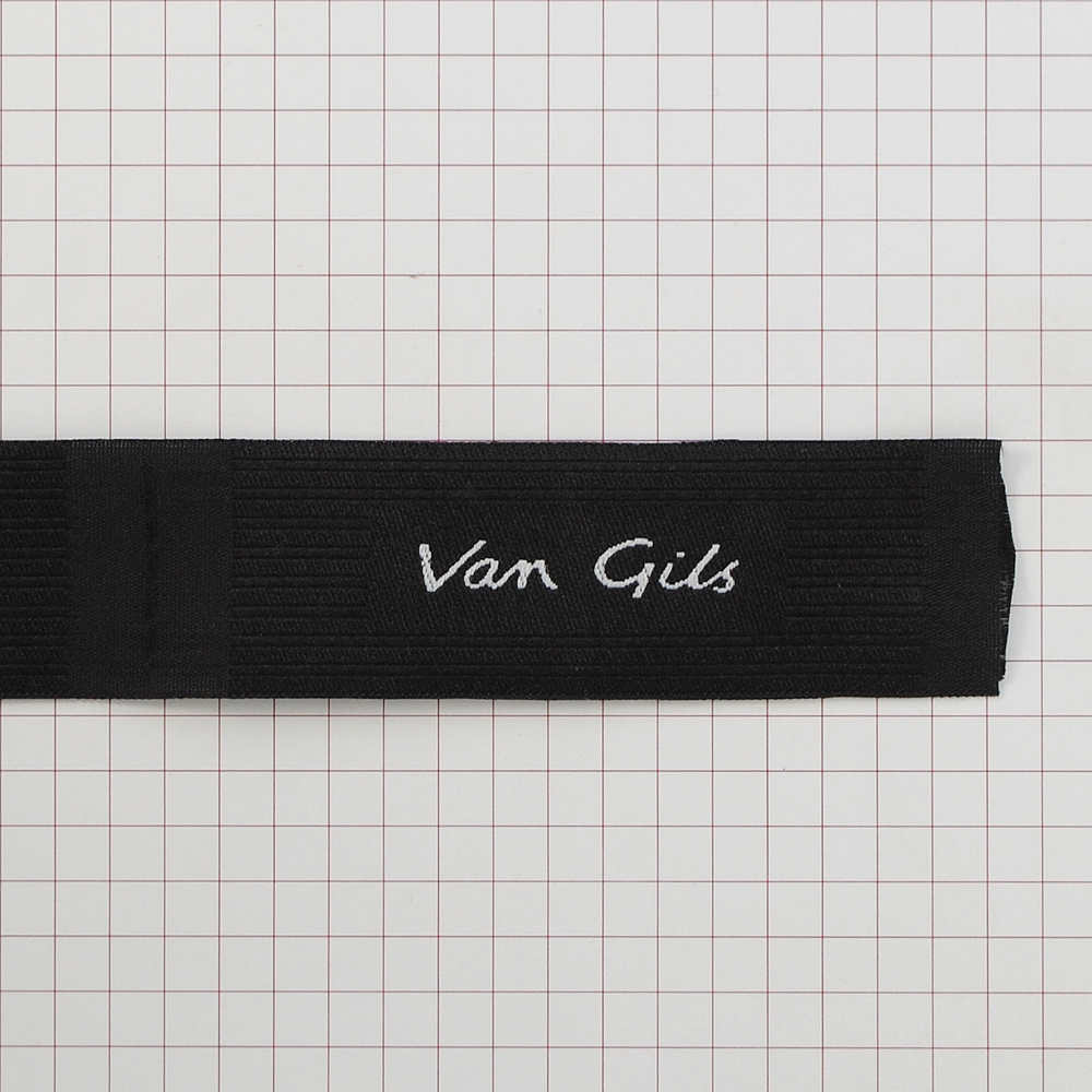 Этикетка тканевая вышитая Van Gils №1A, 8,5*2,5см, черная и белый лого /atkisatin/. Вышивка / этикетка тканевая