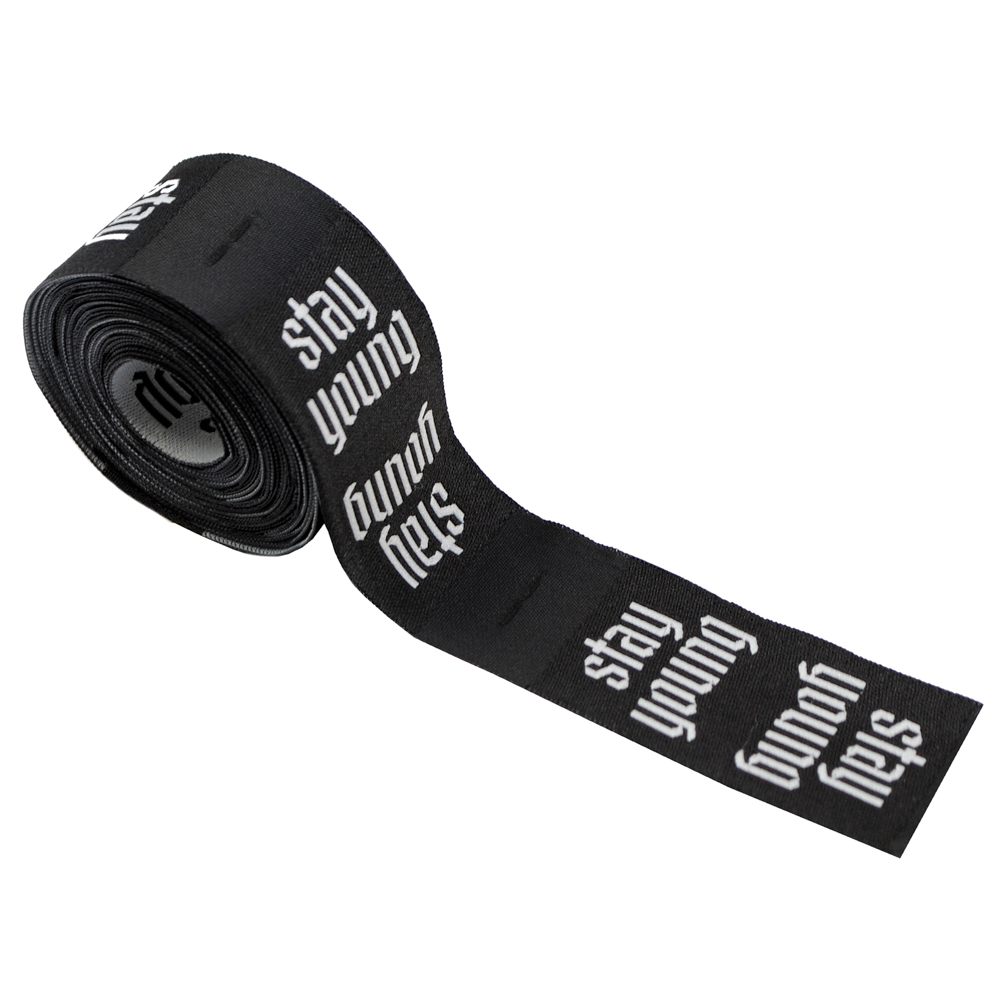 Этикетка тканевая Stay young 2,5см черная и белый лого /флажок, 70 atki/, шт. Вышивка / этикетка тканевая