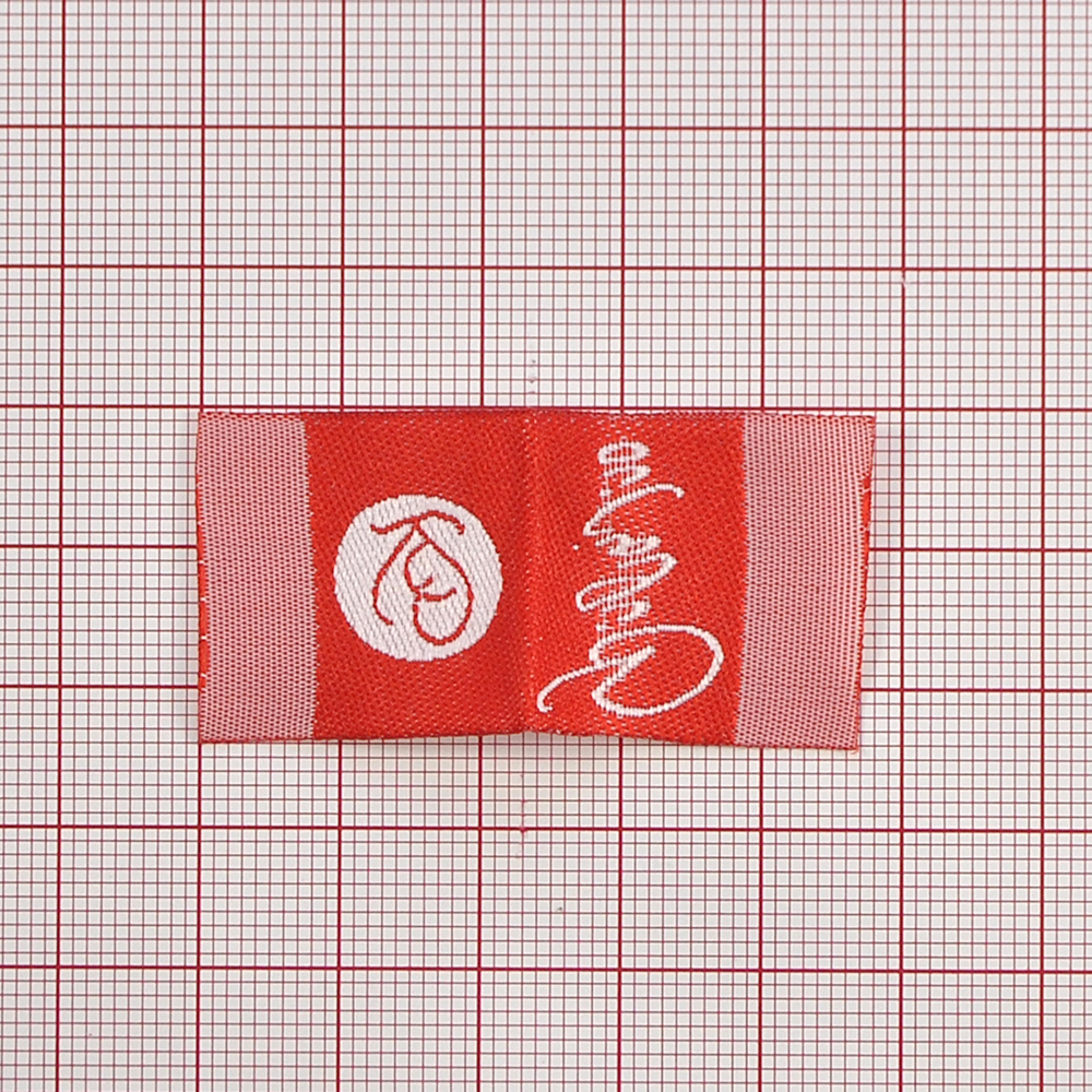 Этикетка тканевая вышитая Vilajio 2,5см, красно-белая /флажок/, шт. Вышивка / этикетка тканевая