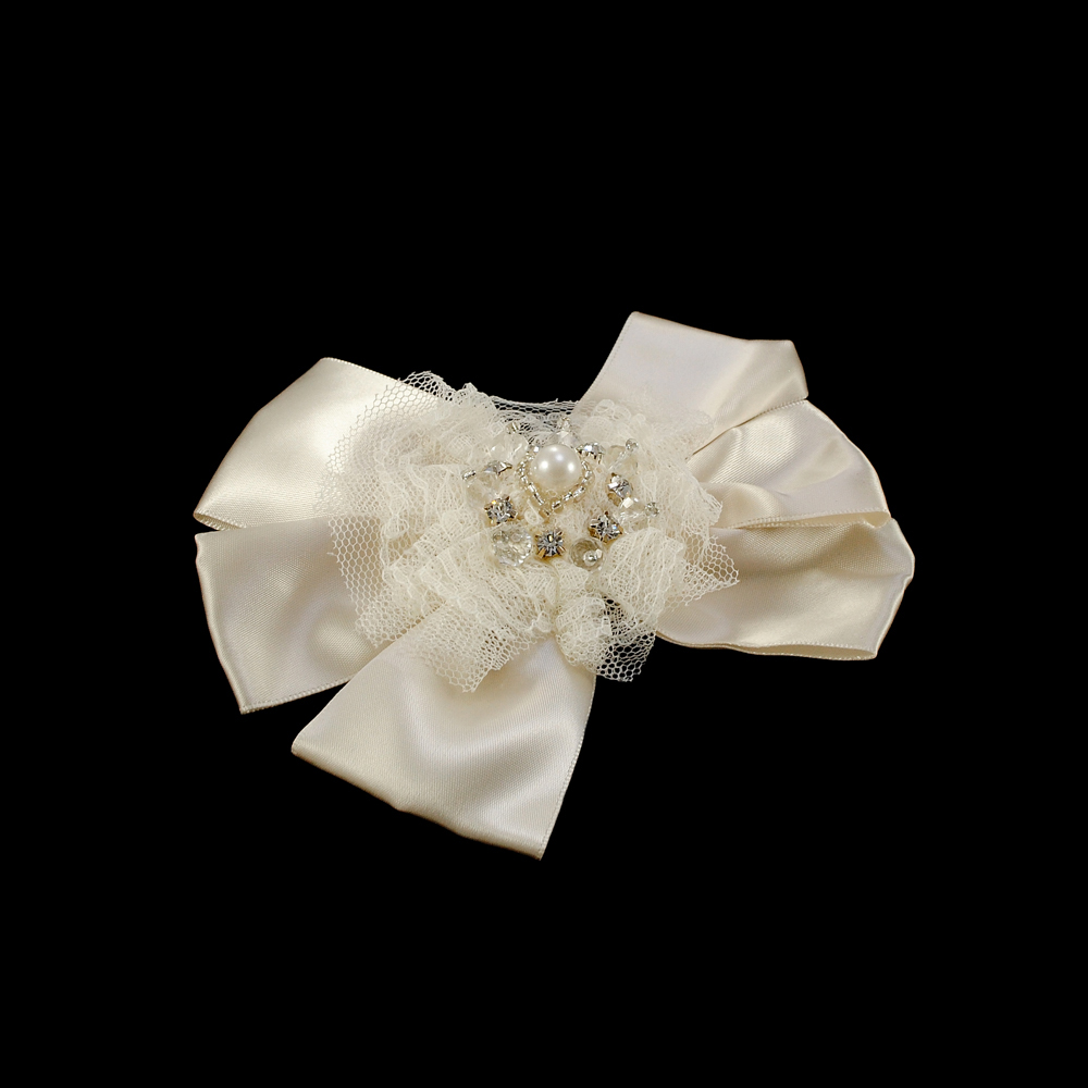 Аппликация декор белый бант атлас, белые камни, бисер, 1 жемчужина белая. Аппликация Декор