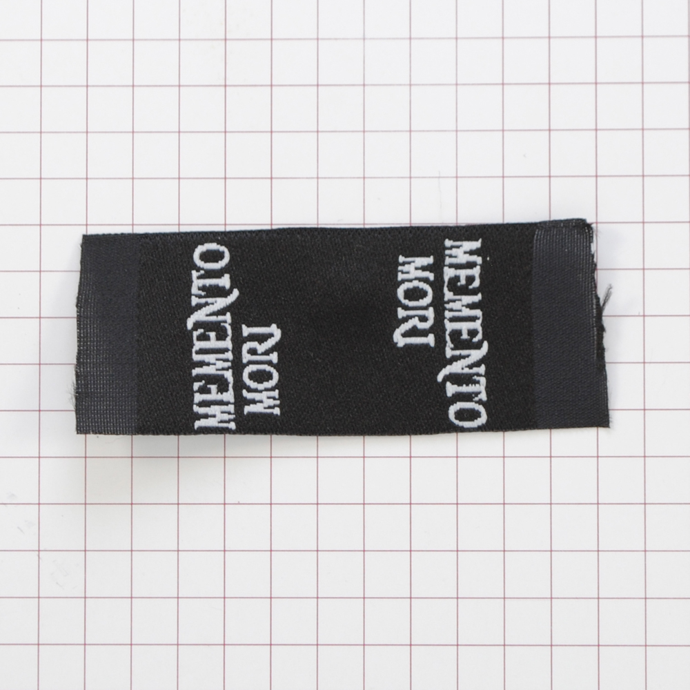 Этикетка тканевая Memento mori 2,5см черная и белый лого /флажок, 70 atki/, шт. Вышивка / этикетка тканевая