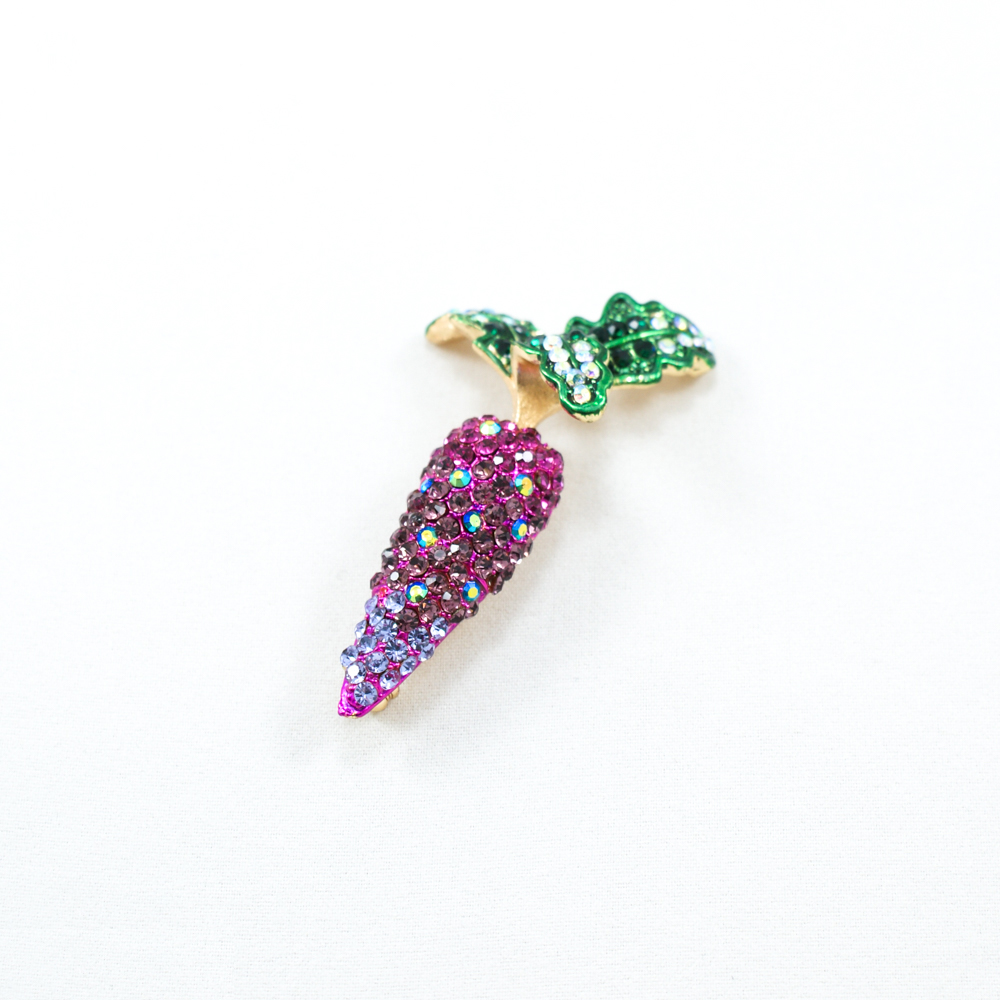 Брошь Морковь золото, зеленая эмаль, сиреневый и зеленый камни. Броши