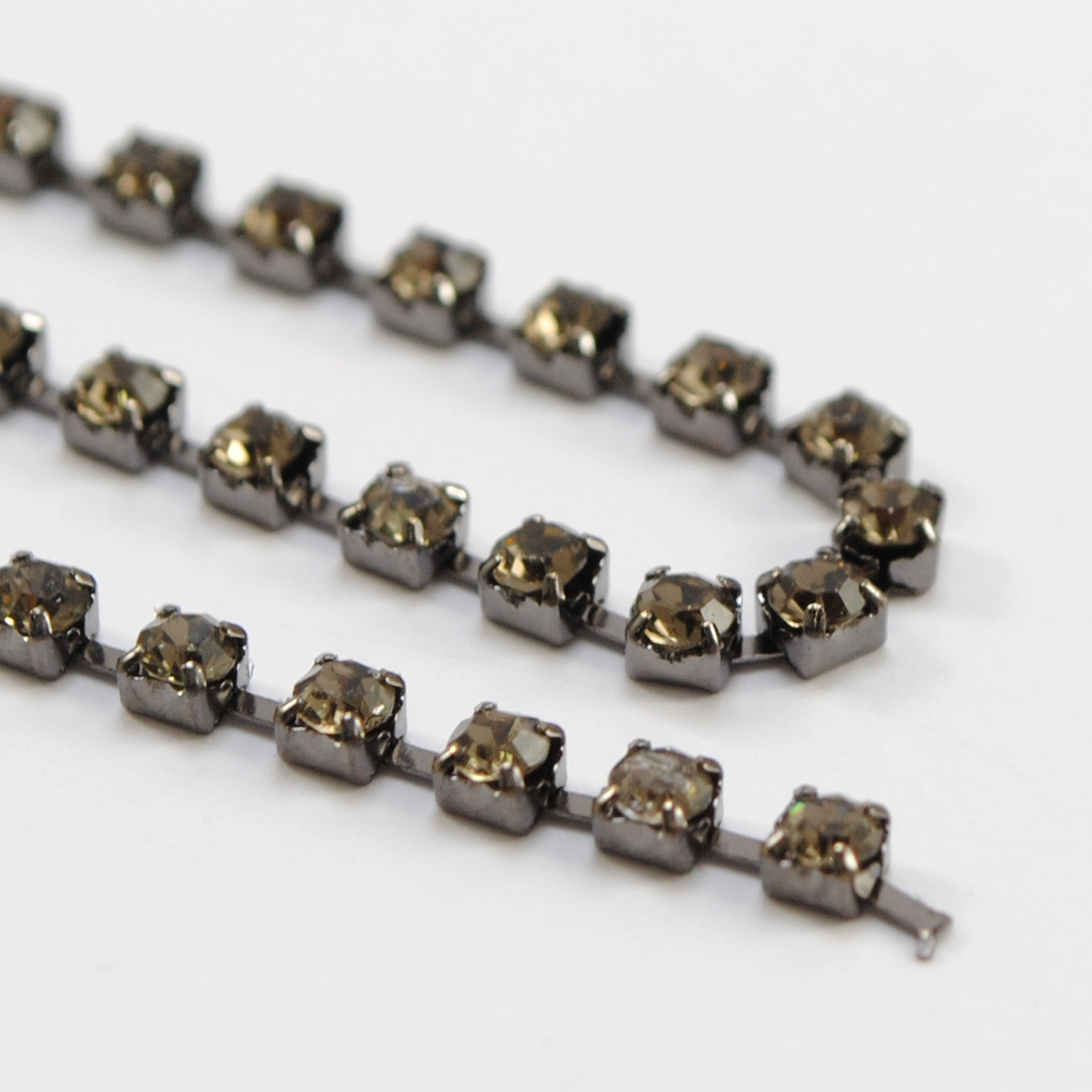 Тесьма стразы SS7, никель блек, камни black diamond, ярд. Тесьма из страз